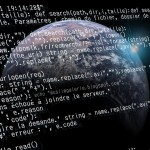 [Science] Les preuves que votre univers est une illusion et comment l’accepter dans votre vie De nouvelles preuves arrivent que notre monde ne serait qu’une illusion, une projection en 3D, donc une sorte d’hologramme. Hou là là, ça va être difficile a encaisse pour certains. Pourtant, nous arrivons à un point de la recherche scientifique ou les chercheurs de différents domaines arrivent à la même conclusion. Un petit rappel, d’un ancien article que j’avais écrit le 22/11, « La vie, la mort, l’univers sont des illusions : le livre-CHOC » basé sur un livre écrit par des scientifiques. Vous pouvez cliquer sur l’image pour le lire : Mais de nouveaux chercheurs japonais viennent encore de confirmer cette approche avec des preuves convaincantes, par d’autres moyens, celle des mathématiques, des trous noirs et de la théorie des cordes. Il semblerait que notre monde serait une projection 3D + le temps, d’un monde en 2D où il n’y aurait pas de gravité. Ce qui tendrait à corroborer les expériences de vie après la mort ou on ne saurait que des esprits.  Source dans la célèbre revue nature : http://www.nature.com/news/simulations-back-up-theory-that-universe-is-a-hologram-1.14328 D’ailleurs dans mon précédent article je prends comme exemple, le film Matrix, et il semblerait qu’on se dirige vers ce scénario. De plus, cette découverte réconcilie la physique quantique avec la physique de la gravité d’Einstein qui était complètement incompatible. L’une est fondée sur  et l’autre sur le déterminisme. Et vous savez, cela expliquerait bien des choses que ce soit au niveau religieux que de la psychologie de l’homme, sur le bien et le mal, etc. En effet, imaginez juste un instant que notre monde soit « faux », que c’est un simple scénario ou comme certains scientifiques, une simple simulation. Comme dans un film, si il y a des tués ce n’est pas important, si on pollue l’atmosphère ce n’est pas grave, etc. Il faut des méchants et des gentils sinon l’histoire ne serait pas vraiment intéressante… Sur le plan de la religion, et de ceux qui attendent l’aide de dieu dans un monde qui va mal, il ne serait pas étonnant que ce dieu n’intervienne pas, car ce n’est pas vraiment important ce monde projeté contre un mur. Mais entre nous, est-ce qu’il faudrait vraiment découvrir que nous sommes une supercherie ? C’est un risque, car imaginez qu’un ordinateur devient conscient de ce qu’on lui fait. Il deviendrait ingérable et rempli de bug. Ça serait identique pour nous. Les gens préfèreraient se suicider que de souffrir pour revenir à leur vraie vie et le programme s’arrêterait par autodestruction. C’est pour cette raison qu’il y a une espèce de programme dans notre cerveau rejetant tout ce qui est surnaturel ou trop énorme pour être vrai. C’est notre esprit critique et sceptique. Pourquoi nous ne sommes pas conscients que nous ne sommes pas vraiment réels ? À votre avis, est-ce qu’une fourmi sait que vous existez ?  Évidemment non, car vous n’êtes pas dans la même réalité. Son monde n’est pas le vôtre. Là où vous voyez des routes goudronnées, la fourmi ne voit que de la terre accidentez avec des détails dont vous ne pouvez pas soupçonner l’existence. C’est pour cette raison que j’apprends à tous mes élèves quel que soit leur activité de prendre de la hauteur, du recul nécessaire pour avoir une vision d’ensemble. Il faut que la recherche scientifique, que les phénomènes paranormaux inexpliqués ou se mettre tout simplement à la place d’autres organismes avec leur vision à eux. Vous êtes informaticien ? Arrêtez de ne voir qu’un écran. Vous êtes astrologue ? Arrêtez de ne voir qu’une carte du ciel ou des planètes. Vous êtes boulanger ?  Arrêtez de ne voir que du pain, etc., etc. Quand vous êtes trop près d’un mur, vous ne voyez pas votre voisin, vous ne voyez pas l’immeuble… Arrêtez de vous coller à votre discipline, reculez et regardez… Vous faites partie d’une réalité beaucoup plus énorme que tout ce que vous pourriez imaginer. Jadis, on m’aurait traité de fou avec de tels propos. De nos jours, la science va dans le même sens donc seul l’esprit trop rigide ne peut pas accepter. Tant pis pour eux !