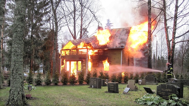 Une maison en feu, lors d'une régression à une vie antérieure sous hypnose