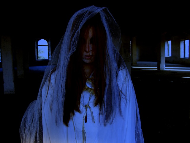Fantôme habillé de blanc